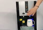 As mãos livram o distribuidor do refrigerador de água de Touchless com a tomada imediata da água que detecta à mão